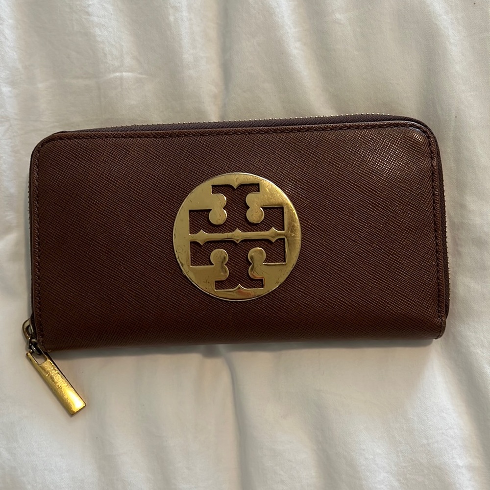 Tory Burch brown leather wallet. Classy, elegant.